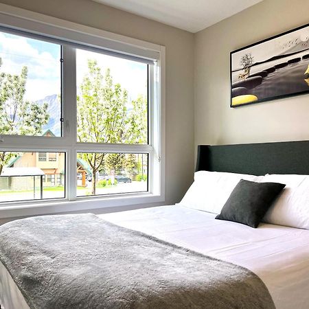Brand New 2Br Condo With Outdoor Swimming Pool And Hot Tub キャンモア エクステリア 写真