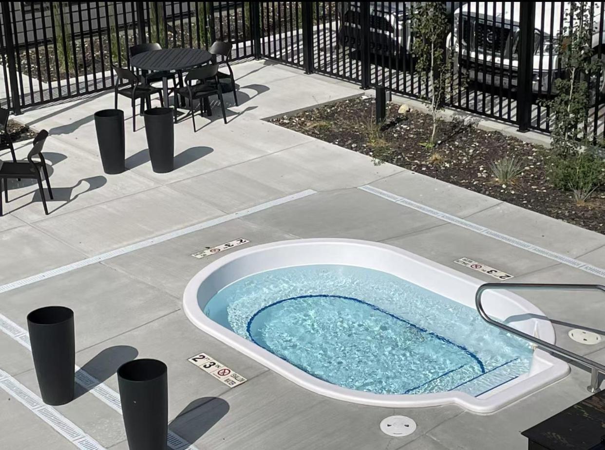 Brand New 2Br Condo With Outdoor Swimming Pool And Hot Tub キャンモア エクステリア 写真