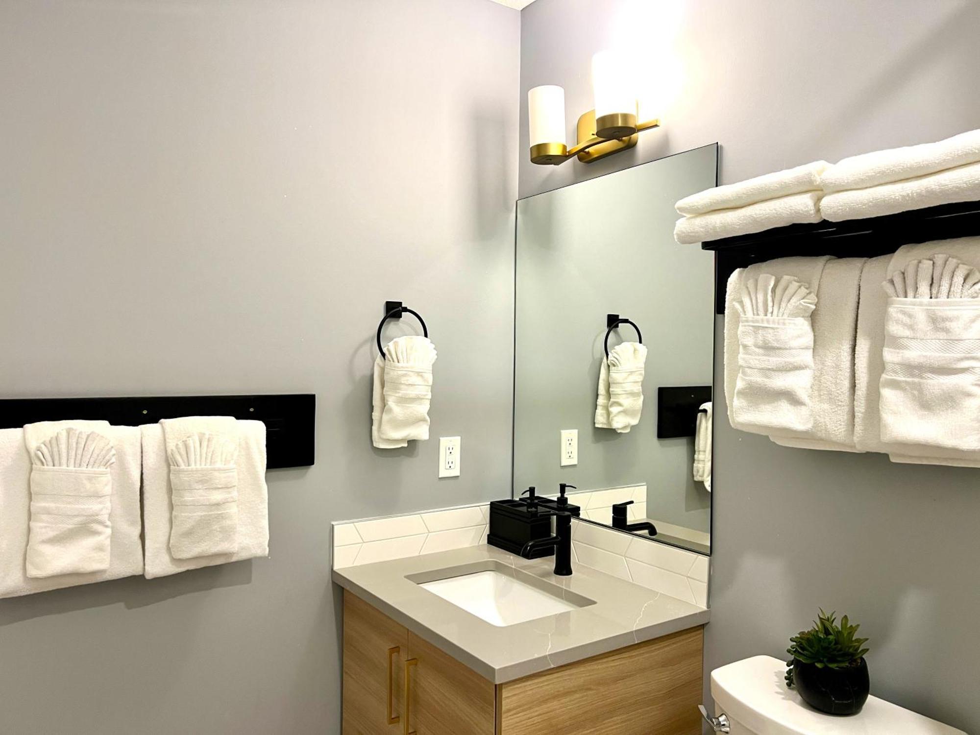 Brand New 2Br Condo With Outdoor Swimming Pool And Hot Tub キャンモア エクステリア 写真