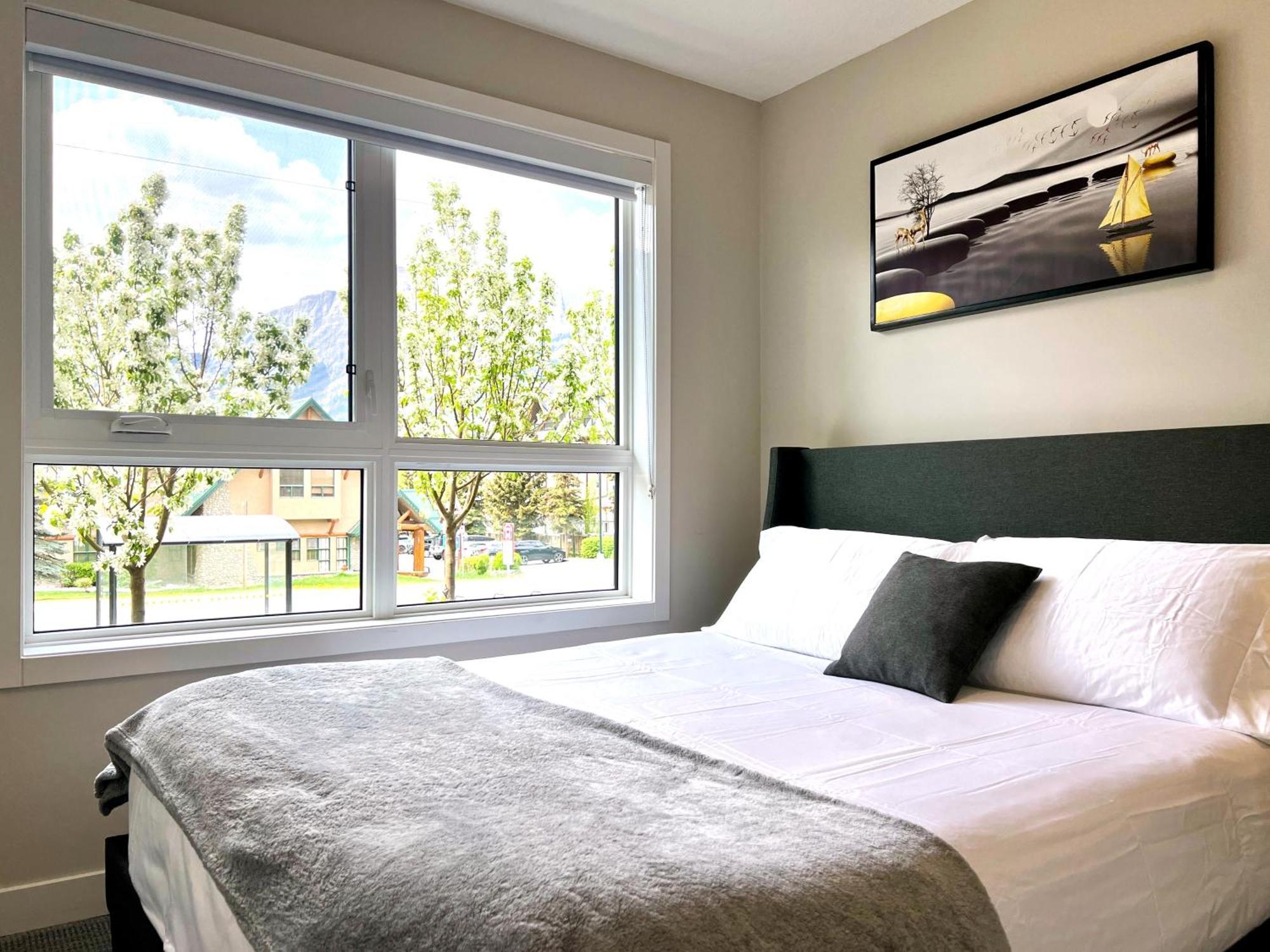 Brand New 2Br Condo With Outdoor Swimming Pool And Hot Tub キャンモア エクステリア 写真