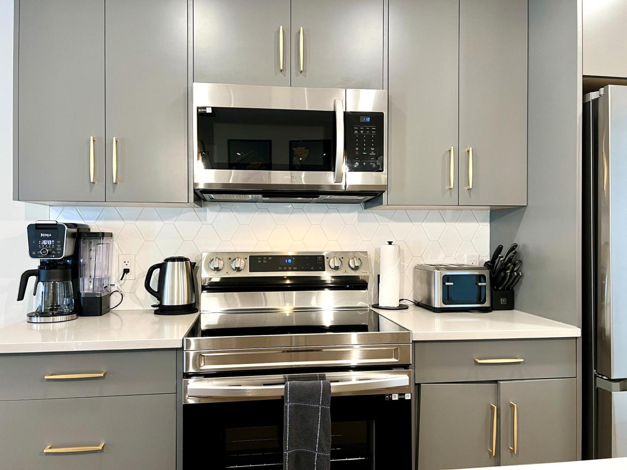Brand New 2Br Condo With Outdoor Swimming Pool And Hot Tub キャンモア エクステリア 写真