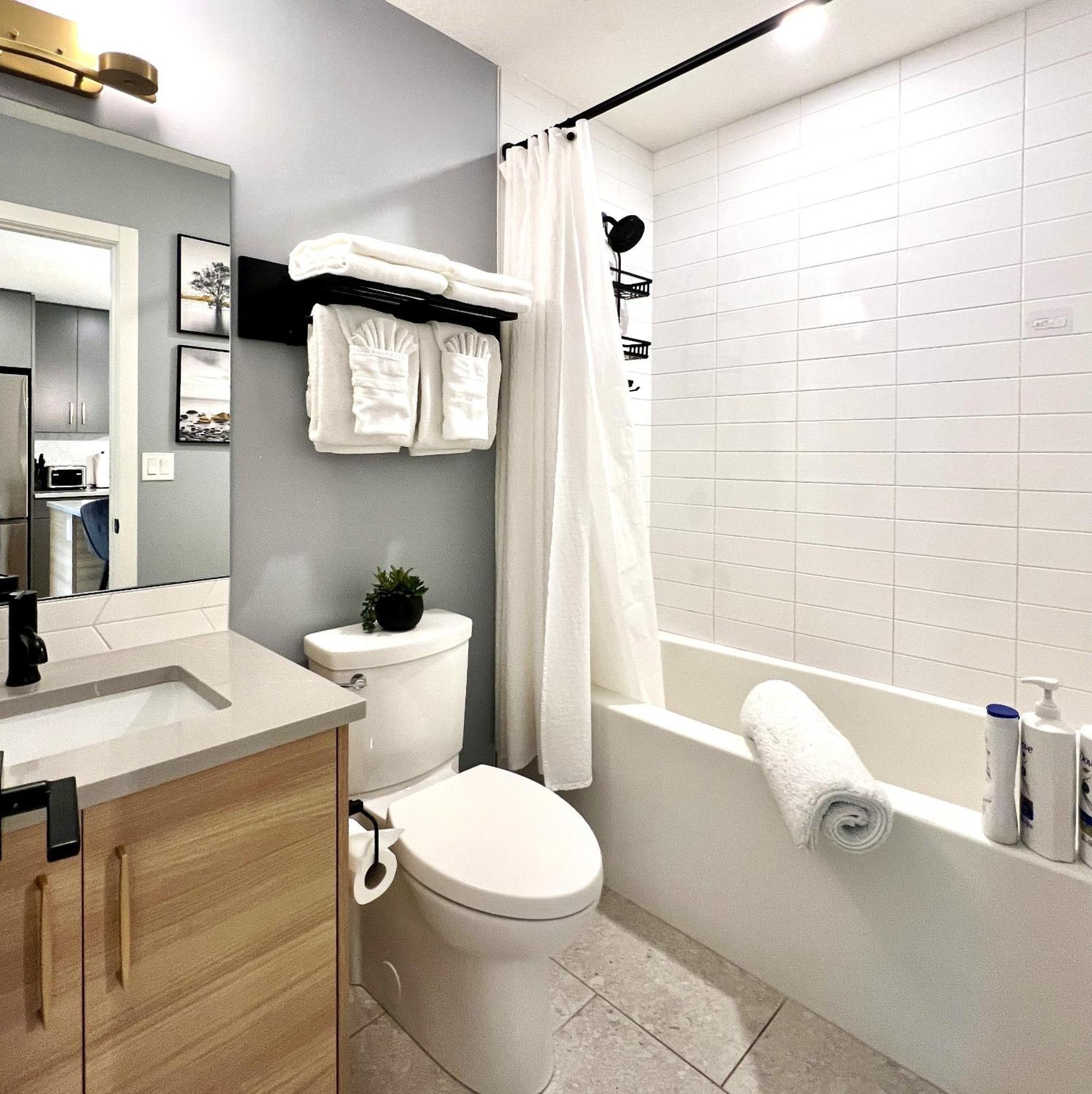 Brand New 2Br Condo With Outdoor Swimming Pool And Hot Tub キャンモア エクステリア 写真
