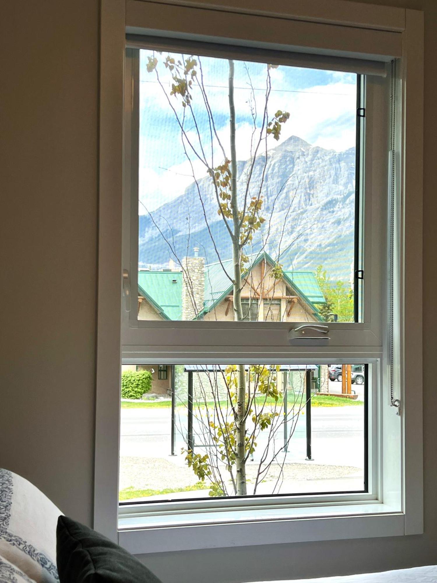 Brand New 2Br Condo With Outdoor Swimming Pool And Hot Tub キャンモア エクステリア 写真