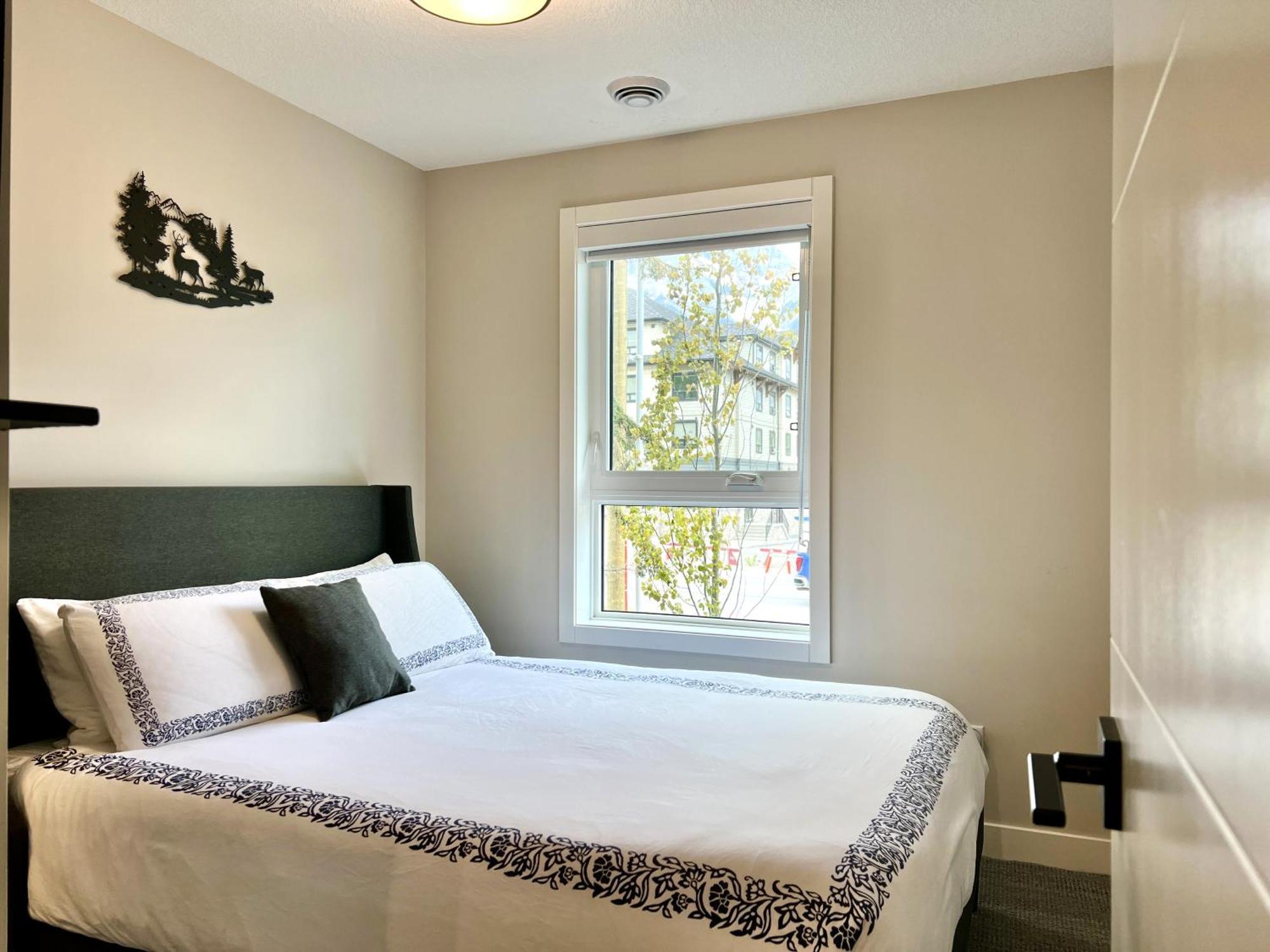 Brand New 2Br Condo With Outdoor Swimming Pool And Hot Tub キャンモア エクステリア 写真