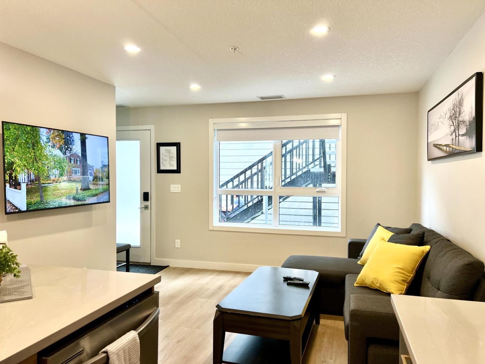 Brand New 2Br Condo With Outdoor Swimming Pool And Hot Tub キャンモア エクステリア 写真