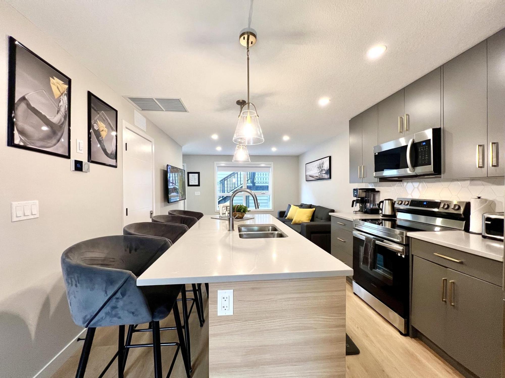 Brand New 2Br Condo With Outdoor Swimming Pool And Hot Tub キャンモア エクステリア 写真