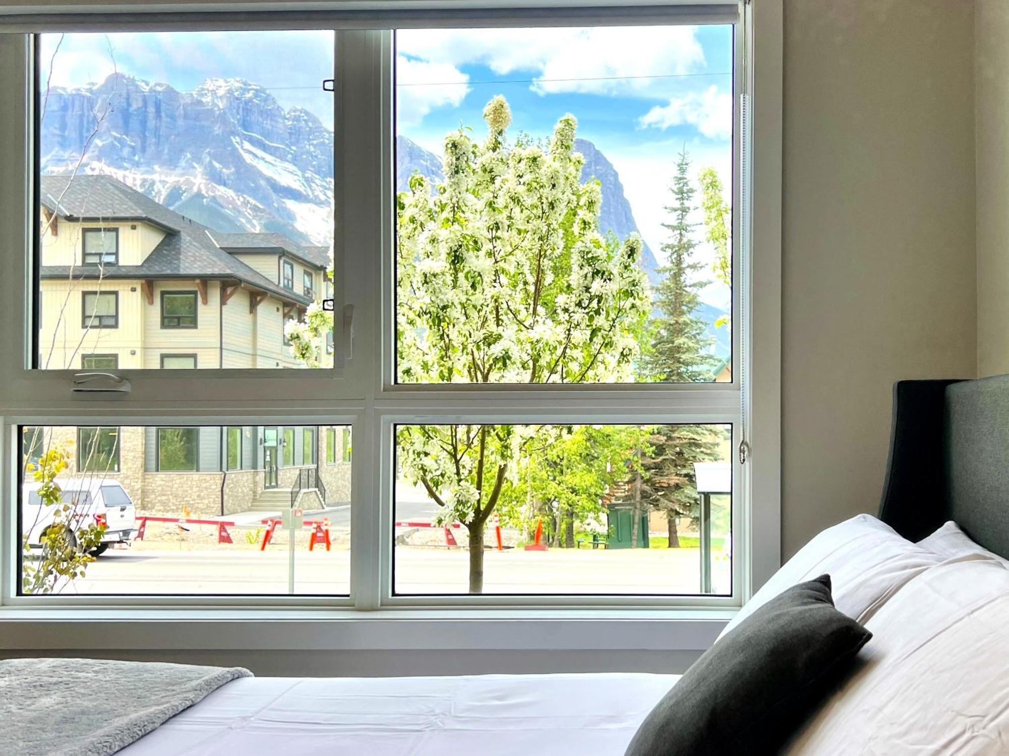 Brand New 2Br Condo With Outdoor Swimming Pool And Hot Tub キャンモア エクステリア 写真